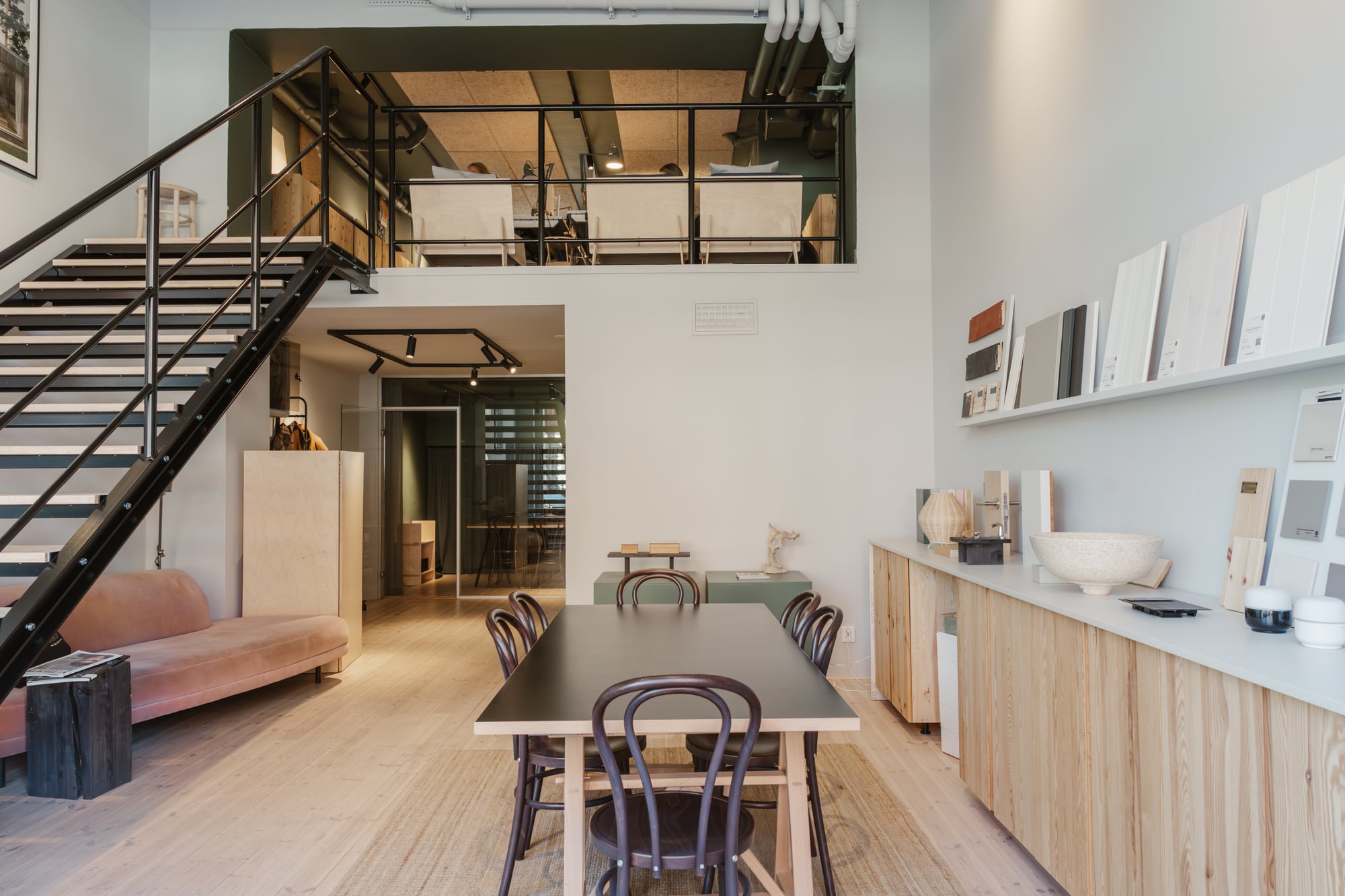 Loftlokal med stora skyltfönster – Rehnsgatan 3 bild 1